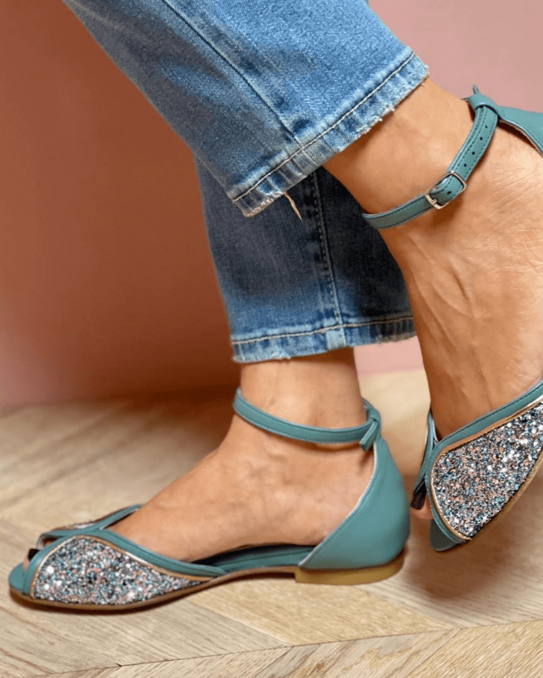 FLAT SANDAL WITH LUMINOUS DETAILS